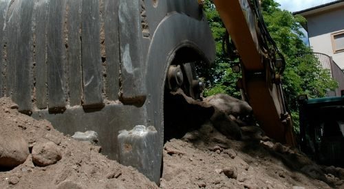 Terrassement et évacuation de terre avec mini-pelle en accès difficile en île de France