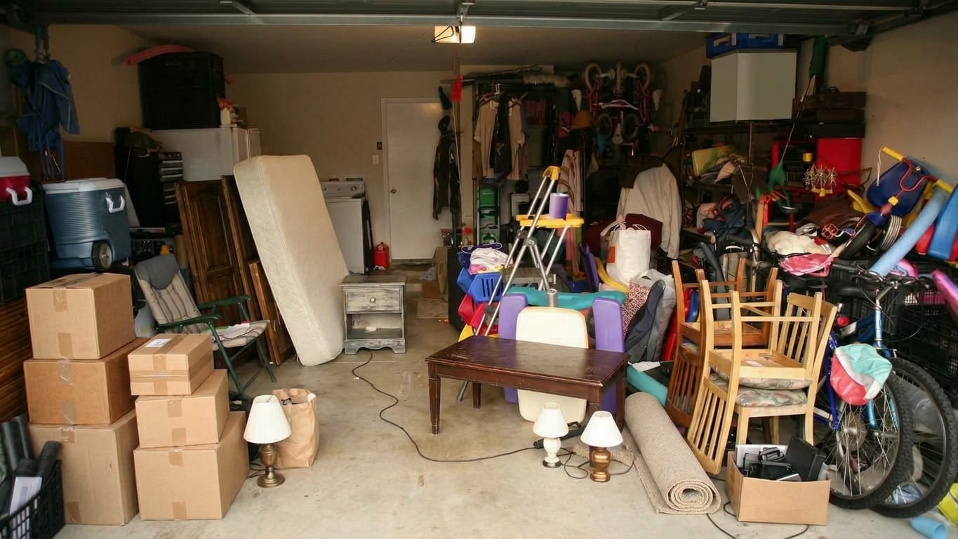 Service de débarras : Avant : garage encombré de meubles et cartons avec une entreprise de débarras en Île-de-France