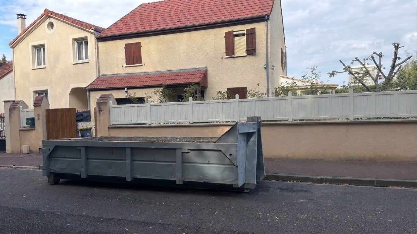 Équipe de Mon Débarras Pro en train de débarrasser une maison en Île-de-France. Obtenez votre devis débarras gratuitement par téléphone.